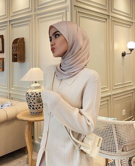 Hijabi Fashion Summer, Ootd Ngampus, Soft Feminine Outfits, Elegant Fashion Outfits, Pashmina Silk, Girly Style Outfits, Hijabi Fits, Clean Fashion, Hijab Style Casual