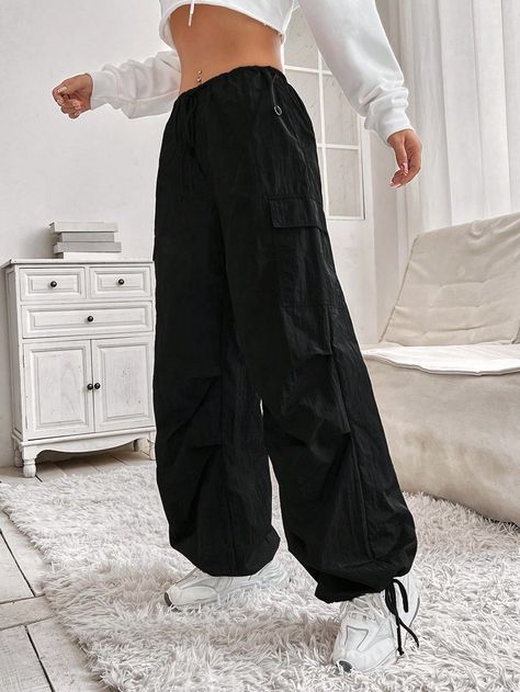 Puffy Cargo Pants, Parachute Pants Outfit Women, Parachute Pants Outfit Summer, Pantaloni Parachute, Black Parachute Pants Outfit, Parachute Pants Women, Black Parachute Pants, Baggy Pants For Women, Cargo Pants Outfit Black