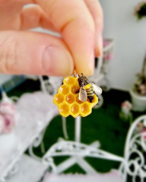 Miniature Polymer Clay Artist (@nsycreation) posted on Instagram: “A tiny honeycomb handmade with polymer clay. How about the bee 🐝?? Is it real or a clay sculpture?” • Feb 25, 2021 at 9:32pm UTC Polymer Clay Bee, Trinket Ideas, Miniature Polymer Clay, Clay Jar, Clay Artist, Clay Crafts Air Dry, Polymer Clay Diy, Bee On Flower, Cute Polymer Clay