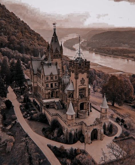 Castle Aesthetic Exterior, Aesthetic Castle, Aesthetic Exterior, Royalcore Aesthetic, Castle Exterior, Royal Core, Medieval Aesthetic, Fairytale Aesthetic, Castle Aesthetic