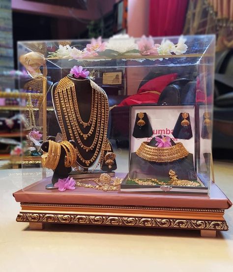 Jewellery Display Ideas For Wedding, Jewellery Trousseau Packing, Jewellery Hamper Ideas, Ubtan Decor, Wedding Thaals, Wedding Dala, Indian Outdoor Wedding Decor, Wedding Trays, Wedding Packing