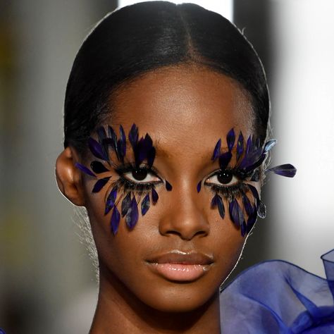 Valentino Spring 2019 Couture: Feather ... Makeup Runway, Editorial Make-up, Feather Eyelashes, Pat Mcgrath Makeup, Festival Makeup Glitter, Make Up Foundation, Runway Makeup, Valentino Couture, 다크 판타지