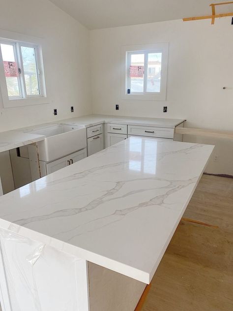 Quartz Countertops Island, White Cabinets With White Quartz Counter, White Quartz Countertop White Cabinets, Kitchen Countertops Quartz White, Stella Quartz Countertops, Kitchen Island With Quartz Top, Countertop Kitchen Cabinet, Popular Quartz Countertops 2022, Backsplash With White Marble Countertops