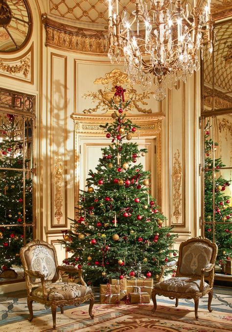 Best Christmas decorations at the most luxurious hotels of the world - The Hotel Trotter Elegant Christmas Decor, Silver Christmas Tree, Christmas Tree Inspiration, Fun Christmas Decorations, Christmas Tree Crafts, Christmas Tree Decor, Christmas Tree Design, Green Christmas Tree, Victorian Christmas