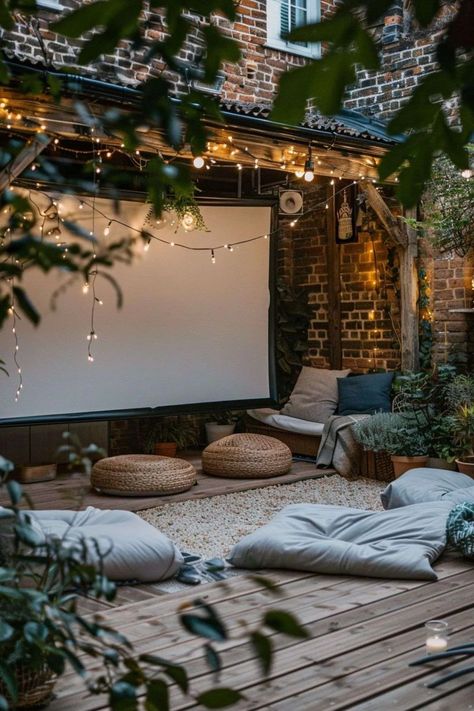 Discover tips to create a stylish and functional outdoor entertainment area for unforgettable gatherings and relaxation at home. Outdoor Home Cinema, Outdoor Music Area, Outdoor Entertainment Area, Outdoor Hosting, Jade Design, Outdoor Cinema, Outdoor Projector, Latest Interior Design Trends, Outdoor Music