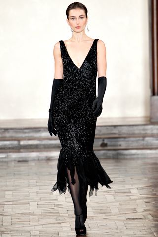 Historical style: Runway fashion influenced by the 1900s 1930s Flapper Inspired Dress, Ralph Lauren Fall, Designer Ralph Lauren, English Fashion, Bridesmaid Dress Styles, 20s Fashion, Ralph Lauren Collection, 1920s Fashion, Vogue Paris