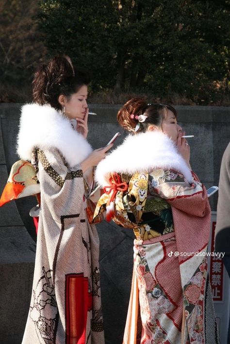 Japanese Kimono Aesthetic, Japanese Culture Aesthetic, Folklore Fashion, Winter Kimono, Japanese Traditional Clothing, Modern Kimono, Kimono Japan, Beautiful Kimonos, Japanese Outfits