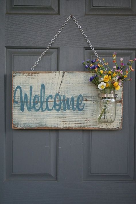 20 Dashing & Inexpensive DIY Spring Decorations To Beautify Your Home Hantverk Diy, Outdoor Welcome Sign, Pallet Crafts, Décor Diy, Mason Jar Crafts, Spring Diy, Diy Signs, Jar Crafts, Spring Crafts