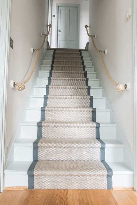 Stair runner is to narrow for steps.  Makes it look like a landing strip. A wider runner would accentuate  the space Roger Oates, Stairway Walls, Landing Ideas, Hall Stairs, Landing Strip, Stairs Landing, Wooden Staircase, Staircase Runner, House Staircase