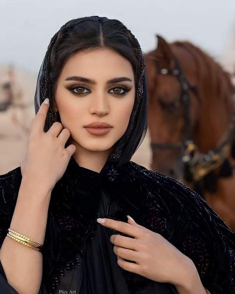 Eastern Makeup Look, Saudi Makeup Look, Arabian Style Makeup, Saudi Arabia Makeup, Arab Makeup Aesthetic, Middle Eastern Eye Makeup, Makeup Looks Arabic, Arabic Eyes Makeup, Desert Makeup Looks