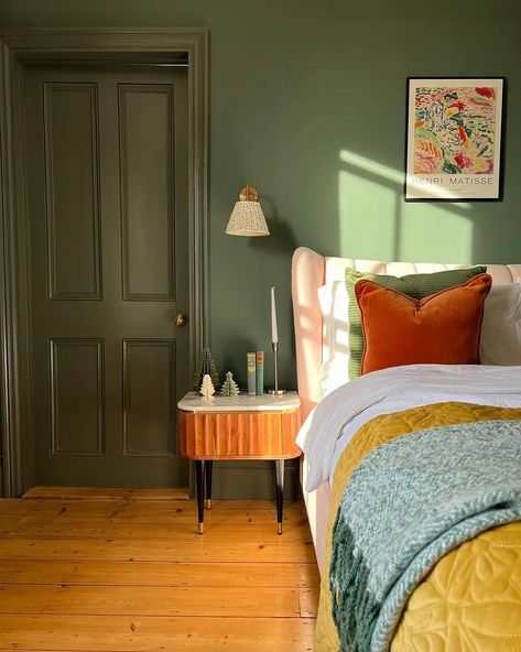 Edwardian house bedroom interior with warm Green Smoke color Farrow And Ball Green, Sage Green Bedroom Ideas, Olive Green Bedrooms, Green Bedroom Ideas, Sage Green Bedroom, Sage Green Walls, Gold Bedroom, Farrow And Ball, Green Bedroom