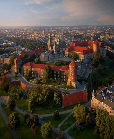 Castles Of The World, Poland Cities, Krakow Travel, Wawel Castle, Royal Castle, European Castles, Poland Travel, Royal Castles, Krakow Poland