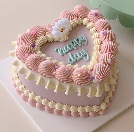 Vintage Pasta, Bolo Vintage, Pastel Cupcakes, Pastel Cakes, Shaped Cake, Heart Shaped Cakes, Leo Season, Cute Baking, Pretty Dessert