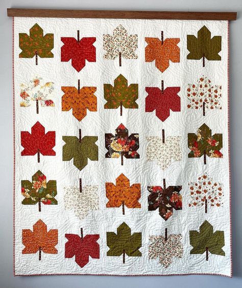 Oak Leaf Quilt Pattern, Leaf Quilts Designs, Autumnal Quilt, Fall Leaves Quilt, Thanksgiving Fabric, Display Quilts, Autumn Sewing, Quilt Halloween, Leaves Quilt