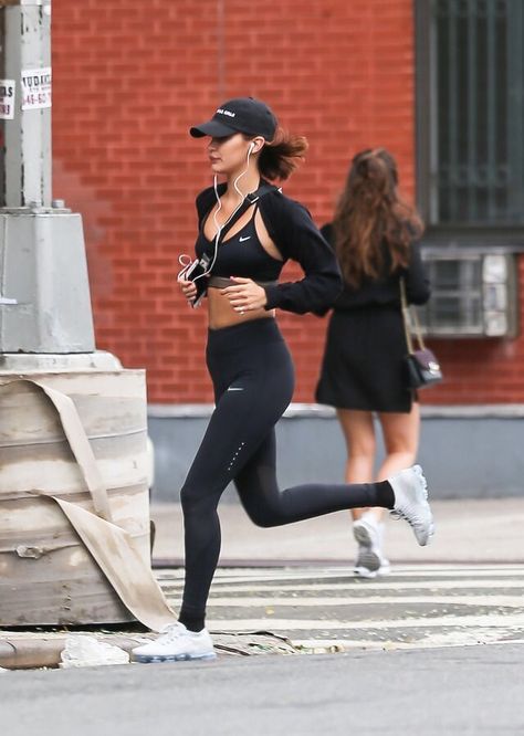 Black Sport Leggings Outfit, Black Nike Leggings Outfits, Workout Street Style, Sportive Girl, Sportive Outfit, Gym Outfits Celebrities, Atheltic Body Girl, Sports Bra Street Style, Celebrities Workout Outfits