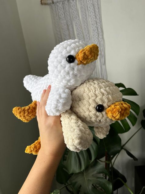 Ducks Duck Crochet Plushie, Cute Crochet Duck, How To Crochet Plushies, Crochet Projects Animals, Crochet Patterns Duck, Crochet Animals Cute, Crochet Little Animals, Crochet A Duck, Crochet Plushie Ideas