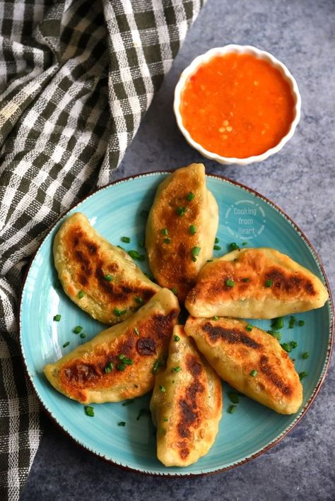 Fried Momos Recipe, Pan Fried Momos, Fried Momos, Steamed Momos, Schezwan Chutney, Low Calorie Snack, Veg Momos, Momos Recipe, Food Appetizers