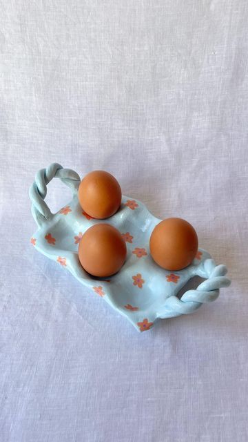 Sculpd | Craft Reinvented on Instagram: "Egg holder.. but make it fancy with twisted handles 😍🙌🥚 #pottery #airdryclay #diycrafts #giftideas #autumncrafts" Pottery Egg Carton, Cute Diy Apartment Decor, Clay Craft Gifts, Air Dry Clay Egg Holder, Homemade Clay Gifts, Pottery Egg Holder, Useful Air Dry Clay Projects, Homemade Pottery Ideas, Clay Egg Holder