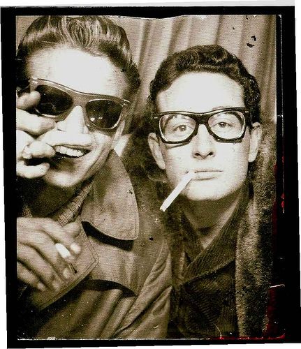 One of the most badass pictures I've ever seen. Buddy Holly and Waylon Jennings - Imgur Billy Holiday, Velvet Goldmine, Vintage Photo Booths, Waylon Jennings, Photos Booth, Grand Central Station, Photographie Portrait Inspiration, Buddy Holly, Rock N’roll