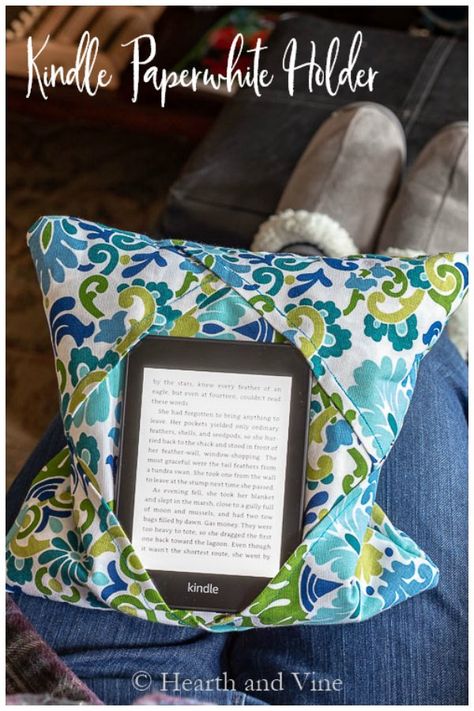 Enjoy reading on your lap or in bed with this easy to make Kindle holder for the Kindle Paperwhite. Frida Kahlo, Kindle Paperwhite Aesthetic, Kindle Aesthetic Case, White Kindle, Kindle Holder, Kindle Aesthetic, Reading Pillows, Quilted Pillows, Book Rest