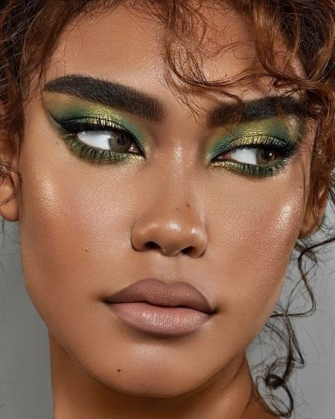 Witch Makeup Eyeshadow, Dark Green And Black Makeup, Emerald Green Makeup Ideas, Earth Inspired Makeup, Elphaba Makeup Eye, Jungle Makeup Ideas, Elphaba Inspired Makeup, Hozier Inspired Makeup, Plant Makeup Looks