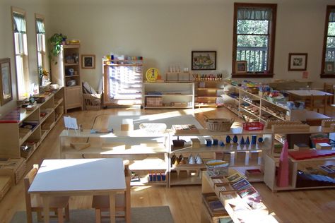 Montessori Classroom Montessori Preschool Classroom, Reggio Emilia Classroom, Reggio Inspired Classrooms, Montessori Environment, Reggio Classroom, Preschool Rooms, Classroom Layout, Montessori Preschool, Classroom Organisation