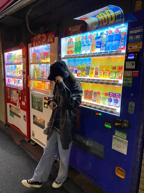 Instagram Japan Ideas, Japan Aesthetic Style, Japan Travel Aesthetic Friends, Tourist Picture Poses, Japan Photoshoot Aesthetic, Tokyo Pose Ideas, Japan Photo Ideas Instagram, Osaka Pictures Ideas, Japan Asthetics Photos