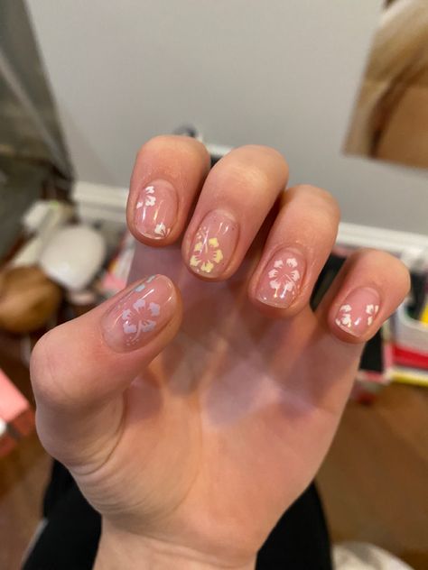 Gel Mani Short Nails Flower, Short Gel Nails With Flowers, Short Nails Hawaii, Hawaii Nails Short Gel, Short Gel Nails Summer Flower, Short Hawaiian Flower Nails, Really Short Summer Nails, Short Hibiscus Flower Nails, Hawaii Nails Short