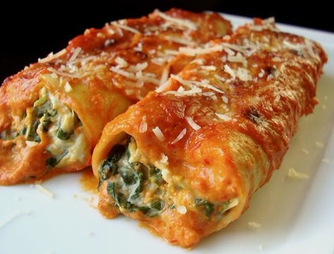 yummmm Spinach Cannelloni, Roasted Red Pepper Sauce, Red Pepper Sauce, Spinach Soup, Roasted Red Pepper, Spinach Artichoke, Sauce Tomate, Idee Pasto Sano, Pepper Sauce