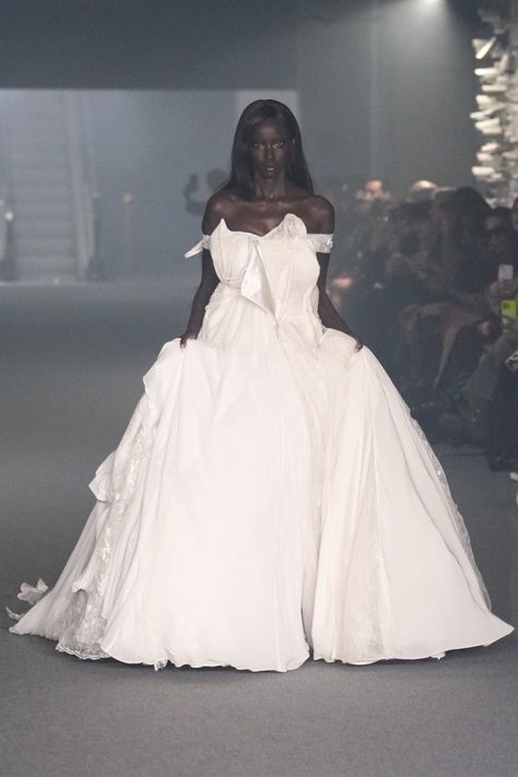 Wedding Dress Runway, Paris Fashion Week 2024, Anok Yai, Fashion Week 2024, Models 90s, Runaway Bride, 2025 Fashion, Model Aesthetic, Brides Wedding Dress