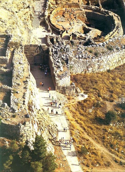 Ancient Mycenae, Argolida Prefecture, Peloponnese, Greece Greek History, Ancient Aliens, Mycenaean Art, Lion Gate, Minoan Art, Grece Antique, Ancient Statues, Archaeological Discoveries, Greek Art