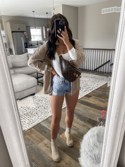 Trendy Fall Transition Outfits, Fall Outfits With Denim Shorts, Chelsea Boots And Shorts Outfit, Denim Short Fall Outfit, Fall Outfits Florida Casual, Chelsea Boots Shorts Outfit, Orlando Fall Outfits, Shorts With Chelsea Boots, Fall Outfits With Shorts And Boots