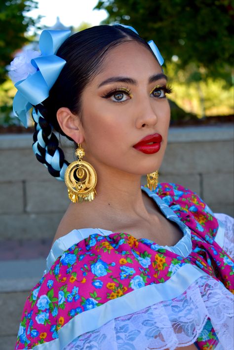 gabrielaaaramirez on IG and tiktok Traditional Mexican Hairstyles, Latina Braids, Hispanic Hairstyles, Mexican Makeup, Crown Braids, Mexican Hairstyles, Braided Buns, Traditional Mexican Dress, Traditional Hairstyle