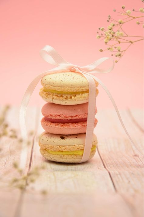 Macaroons photo inspiration Macaroons Food Photography, Macarons Photography Art, Valentine Food Photography, Pink Food Photography, Macaron Photography Ideas, Cookies Photography Ideas Inspiration, Macaron Pictures, Macaroon Photography, Macaroon Illustration