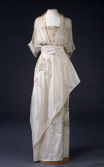 i love the asymmetry Fashion 1910, Anna Pavlova, 1910s Fashion, Edwardian Dress, Lucille Ball, Antique Dress, Retro Mode, Vintage Gowns, Vestidos Vintage