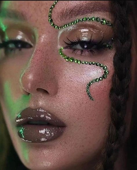 Crazy Festival Makeup, Jem Makeup Looks, Green Festival Makeup, Snake Eyeliner, Snake Makeup Look, Lizard Makeup, Rave Eye Makeup, Pixel Makeup, Jungle Makeup