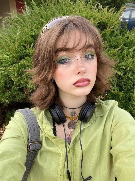 Simple Fairy Grunge Makeup, Noah Kahan Concert Makeup, Eccentric Makeup Ideas, Simple Artsy Makeup, Boho Aesthetic Makeup, Katie Blake Makeup, Fun Alt Makeup, Cute Colorful Makeup Looks, Cool Easy Makeup