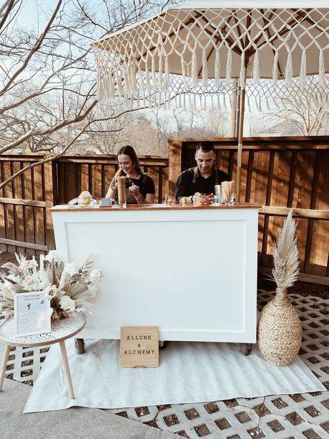 Boho Bar Cart Decor, Small Wedding Bar Ideas, Mobile Bar Wedding Receptions, Mobile Bar Ideas Pop Up, Satellite Bar Ideas, Mobil Bar Ideas, Portable Bar Ideas Parties, Mobile Bar Stand, Boho Mobile Bar