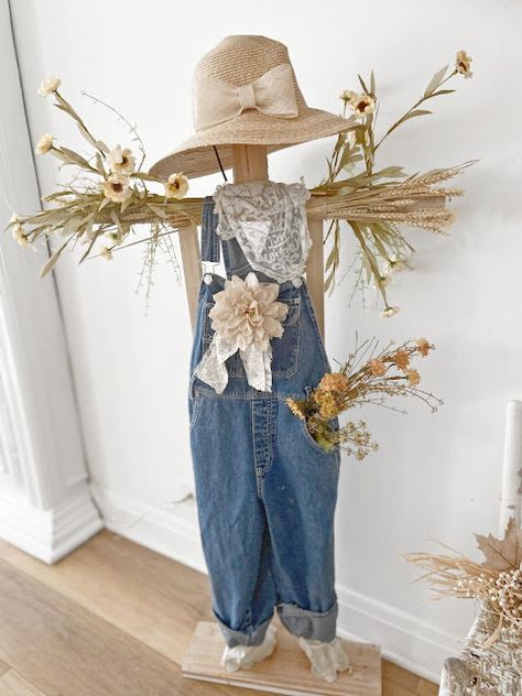 Diy Sitting Scarecrow For Porch, Fall Booth Decorating Ideas, Fall Farm Decor, New Fall Diy Crafts, Fall Booth Ideas, Falldecor Decorating Ideas Outside, Scarecrows For Fall Decor, Fall Vintage Decor, Fall Store Display Ideas