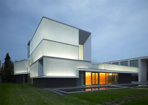 Facade Lighting, Renzo Piano, Glass Facades, Minimalist Architecture, Facade Architecture, Facade Design, Architectural Inspiration, Concept Architecture, Residential Architecture