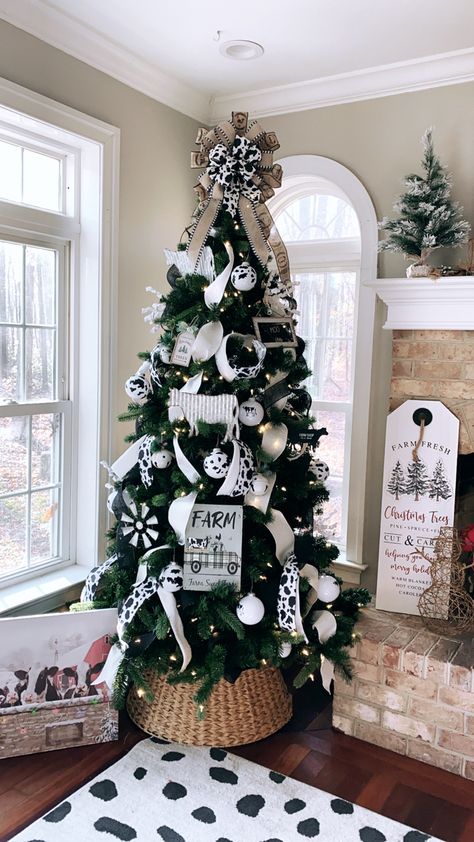 White Western Christmas Tree, Black Farmhouse Christmas Tree, Christmas Decor Ideas Western, Western Xmas Decor, Western Tree Ideas, Country Themed Christmas Tree, Western Christmas Tree Decorations, Cow Tree Ideas, Rustic Western Christmas Tree Ideas