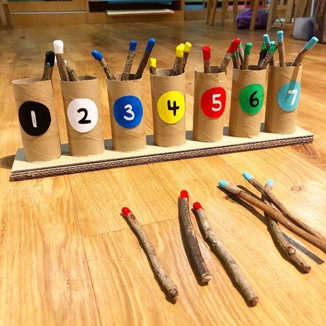 Montessori, Reggio Emilia Art, Abordagem Reggio Emilia, Nursery Room Ideas Childcare, Nature Based Preschool, Reggio Emilia Preschool, Reggio Emilia Classroom, Toddler Math, Reggio Emilia Approach