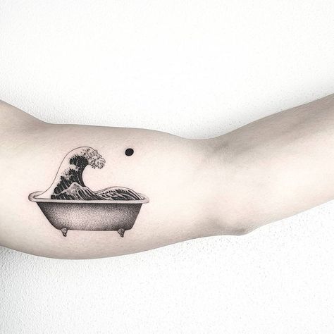 Matteo Nangeroni’s Instagram profile post: “•Hokusai Bath• Thanks Ben from Belgium #matteonangeroni @thewhitewhaletattoosociety @tattoofixcare @_tattoolicious_…” Hokusai Tattoo, Wave Tattoos, Lovely Tattoo, Small Wave Tattoo, Wave Tattoo Design, Padua Italy, Wave Tattoo, Stomach Tattoos, Tattoo Magazines