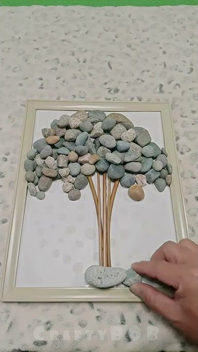 Rock Trees Stone Art, Stone Crafts Ideas, River Rock Decor, Beach Rocks Crafts, River Stones Crafts, River Rock Crafts, Beach Rock Art, Wall Decorating Ideas, Stone Artwork