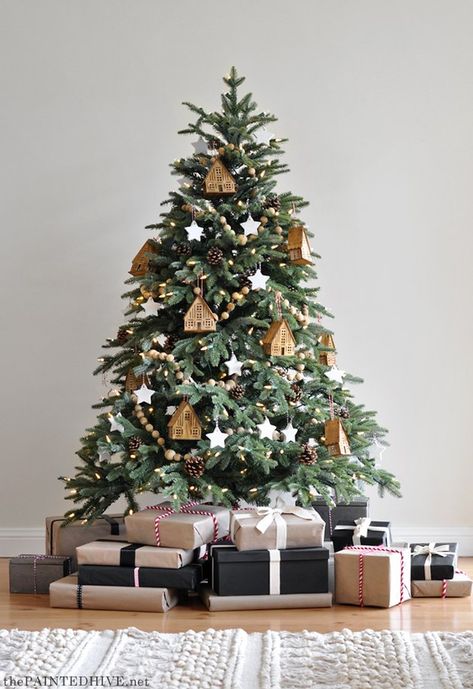 If you're looking to add warmth, comfort, and cozy authenticity to your home during the holidays, look no further than tried-and-true rustic style. Here are six rustic Christmas tree ideas that will immediately put you in a cozy, festive frame of mind. #hunkerhome #christmastree #christmastreeideas #rusticchristmas #rusticchrismasideas Earthy Christmas Tree, Earthy Christmas Decor, Earthy Christmas, Christmas Tree Simple, Simple Christmas Tree Decorations, Scandinavian Christmas Trees, Neutral Christmas Decor, Neutral Christmas, Homemade Christmas Decorations