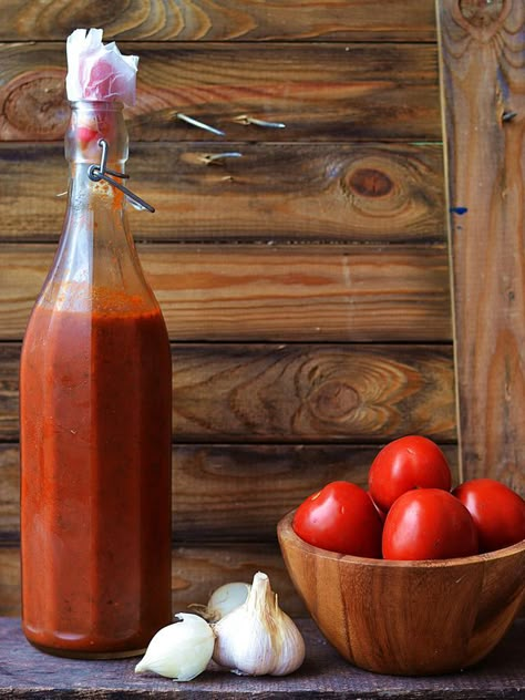 Ketchup selber machen: Schritt für Schritt erklärt Homemade Tomato Ketchup, Tomato Ketchup, Hot Sauce Bottles, Diy Food, Ketchup, Chutney, Mayonnaise, Oregano, Cooking Tips