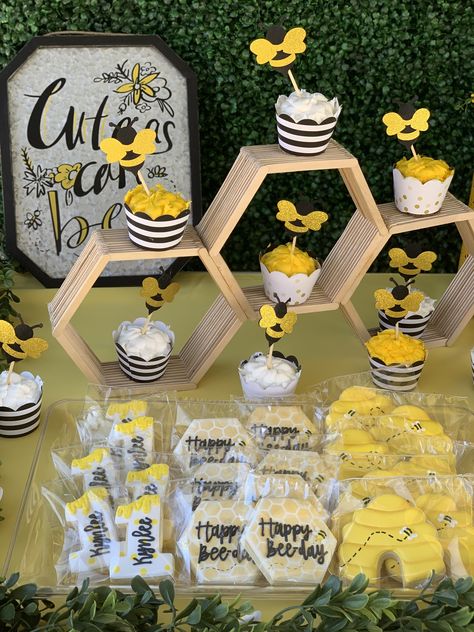 Bee Shower Centerpieces, Bees Theme Party, Bumblebee Party Ideas, Bumble Bee Party Decorations, Good To Bee Three, Bee Three Birthday Party, Bee Decorations Party, Honey Bee Birthday Party Decorations, Bee Birthday Party Decorations