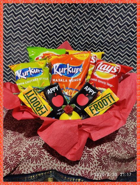 [SponsoredPost] Basket Full Of Chips, Easy To Make. Diy Hamper. #chipsandchocolategiftbasket Snacks Hamper Ideas, Snacks Gift Basket Ideas, Snack Hampers, Room Hampers, Hampers Snack, Apple Juice Drinks, Appetizers Wedding, Chips And Chocolate, Snack Gift Baskets