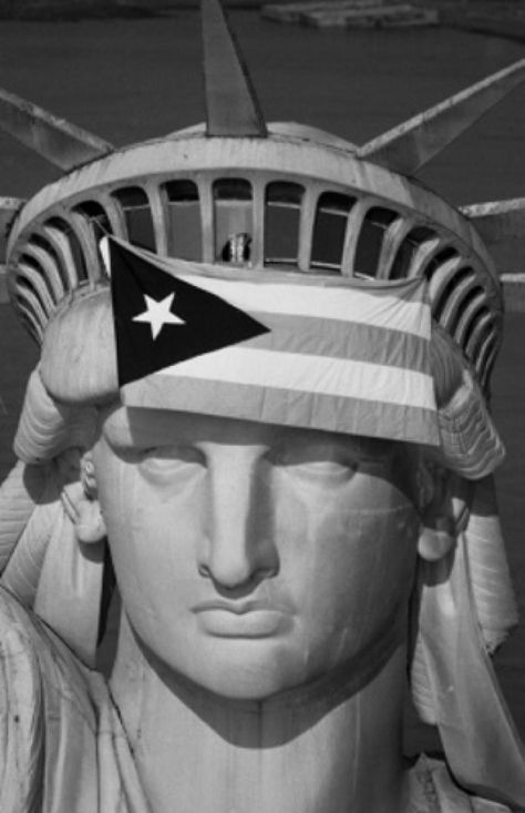 The flag of Puerto Rico flies from the head of the Statue of Liberty after 28 Puerto Rican nationals seized Liberty Island on Oct. 26, 1977. She seems to have a sense of humor about it. Puerto Rico Clothing, Puerto Rican Artwork, Puerto Rican Music, Puerto Rico Trip, Jose Marti, Puerto Rico History, Puerto Rico Art, Liberty Island, Puerto Rican Flag