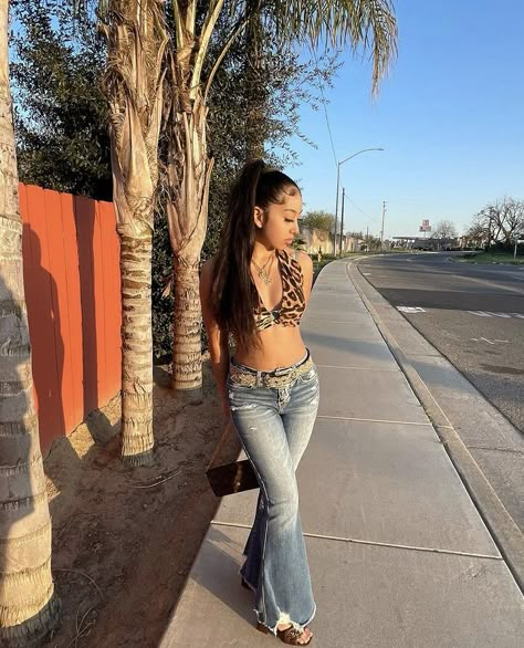 Y2k Latina Outfits Summer, Cute 18th Birthday Outfits Casual, Bright Feminine Aesthetic, 2000s Latina Outfits, Sb Concert Outfits, Girly Summer Outfits Aesthetic, 90s Fine Outfits, Latina Y2k Outfits, Latina Mami Outfits